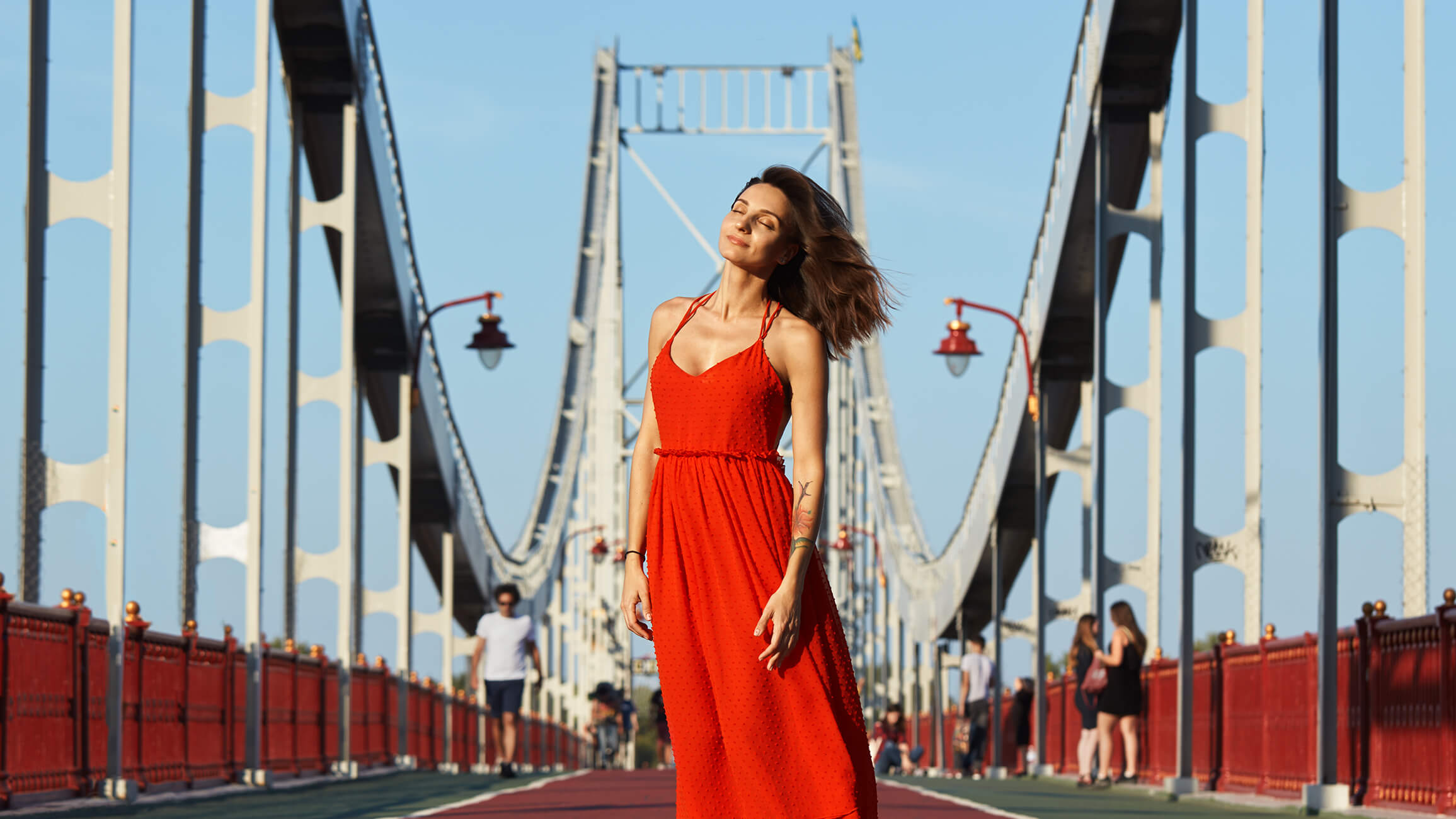Foto_yogamaster_womaninred7